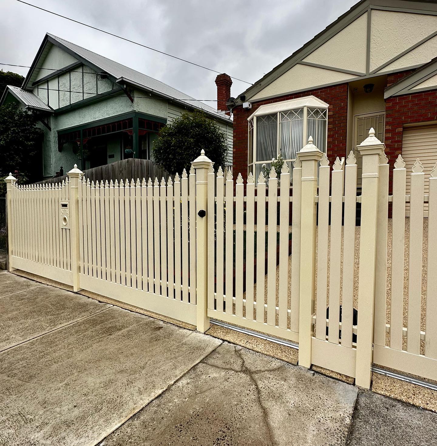Elegant Scalloped Windsor Picket Fence in Flemington 5 Scalloped Windsor picket fence with automation system