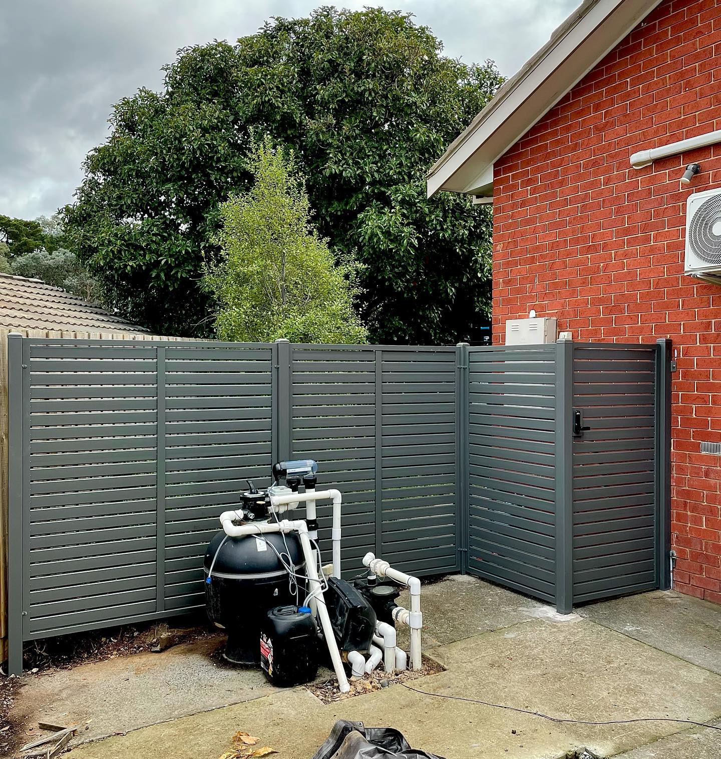 Eltham Steel Fencing: Security and Privacy with Style 3 Horizontal slats in picture-framed panels arranged in a corner configuration