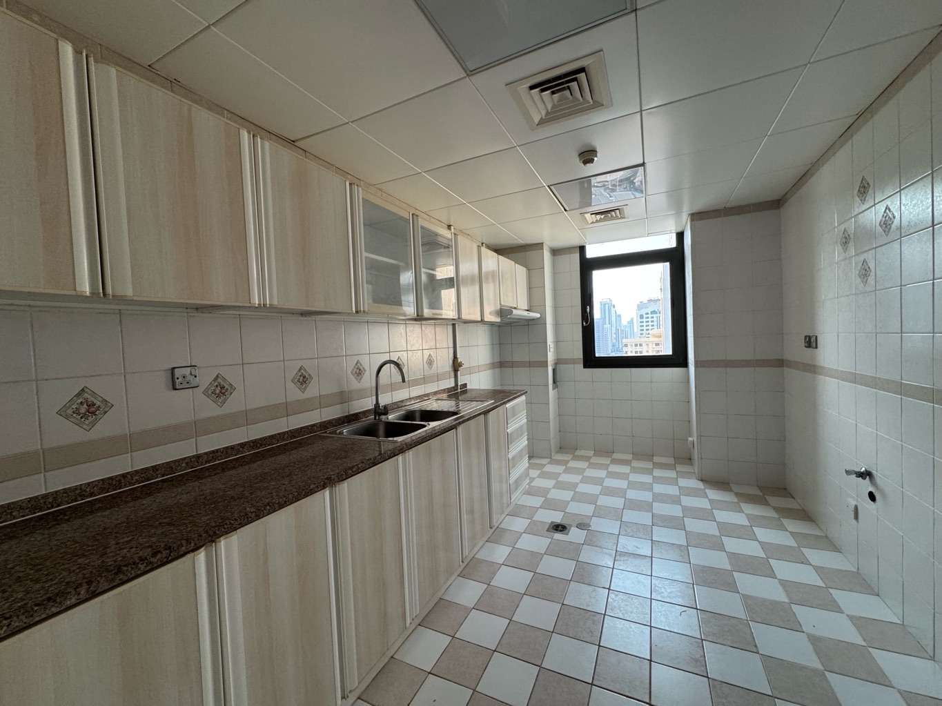 3 Bedrooms With 3 Washrooms Closed Balcony - Thumbnail 4