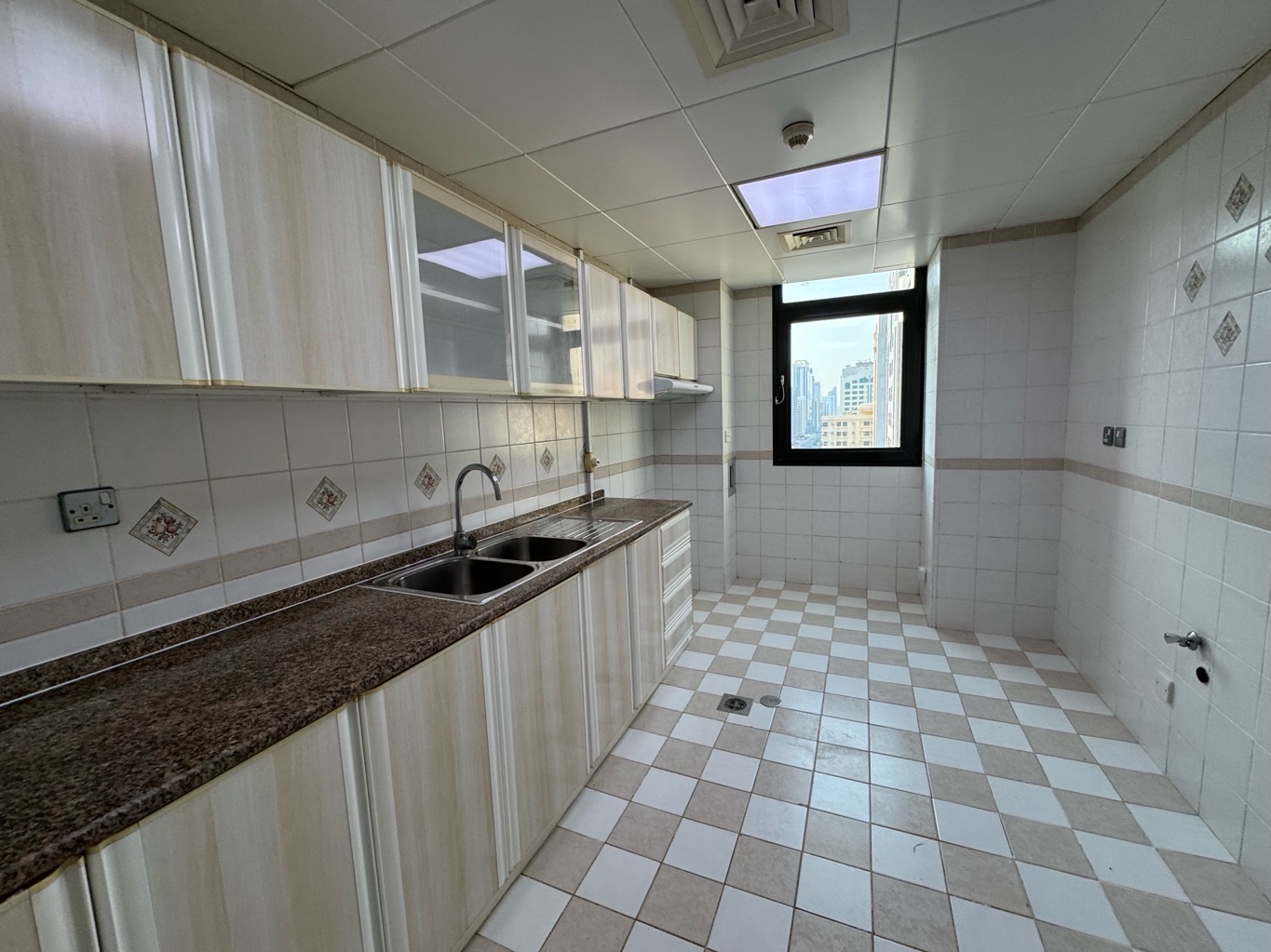 3 Bedrooms With 3 Washrooms Closed Balcony - Thumbnail 6