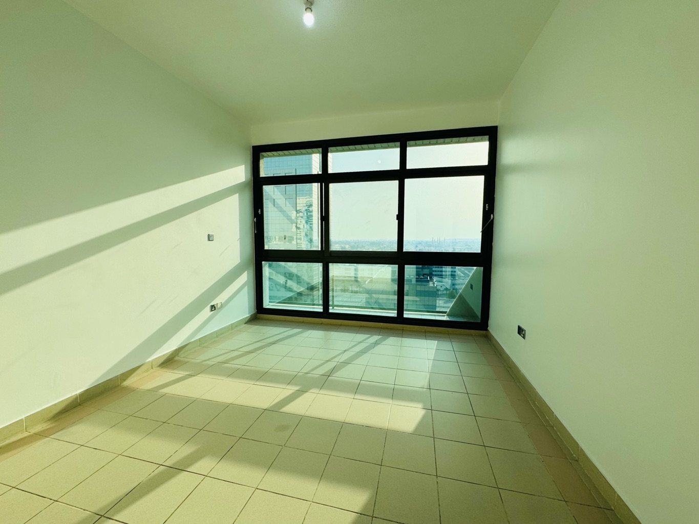 3 Bedrooms With 3 Washrooms Closed Balcony - Thumbnail 7