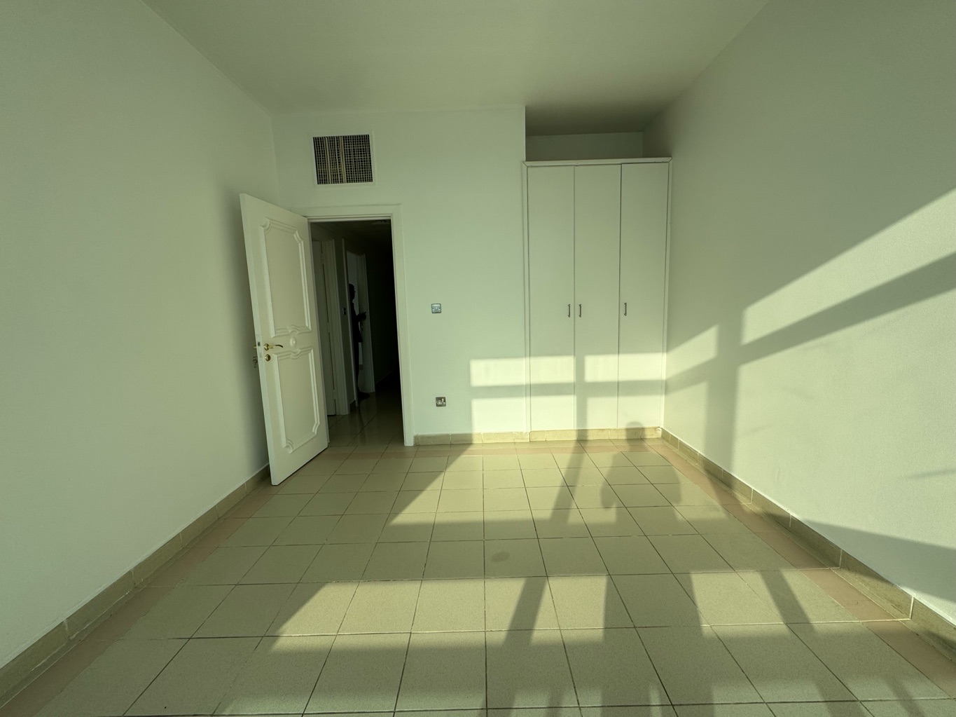 3 Bedrooms With 3 Washrooms Closed Balcony - Thumbnail 8