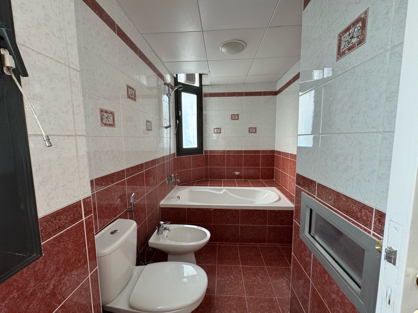 3 Bedrooms With 3 Washrooms Closed Balcony - Thumbnail 10