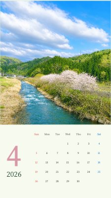桜咲く川辺と新緑の山