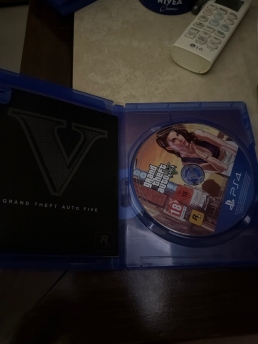 Grand Theft Auto V Five Premium Edition PS4