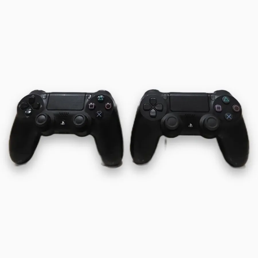 Два черни безжични контролера Sony DualShock 4 за PlayStation 4