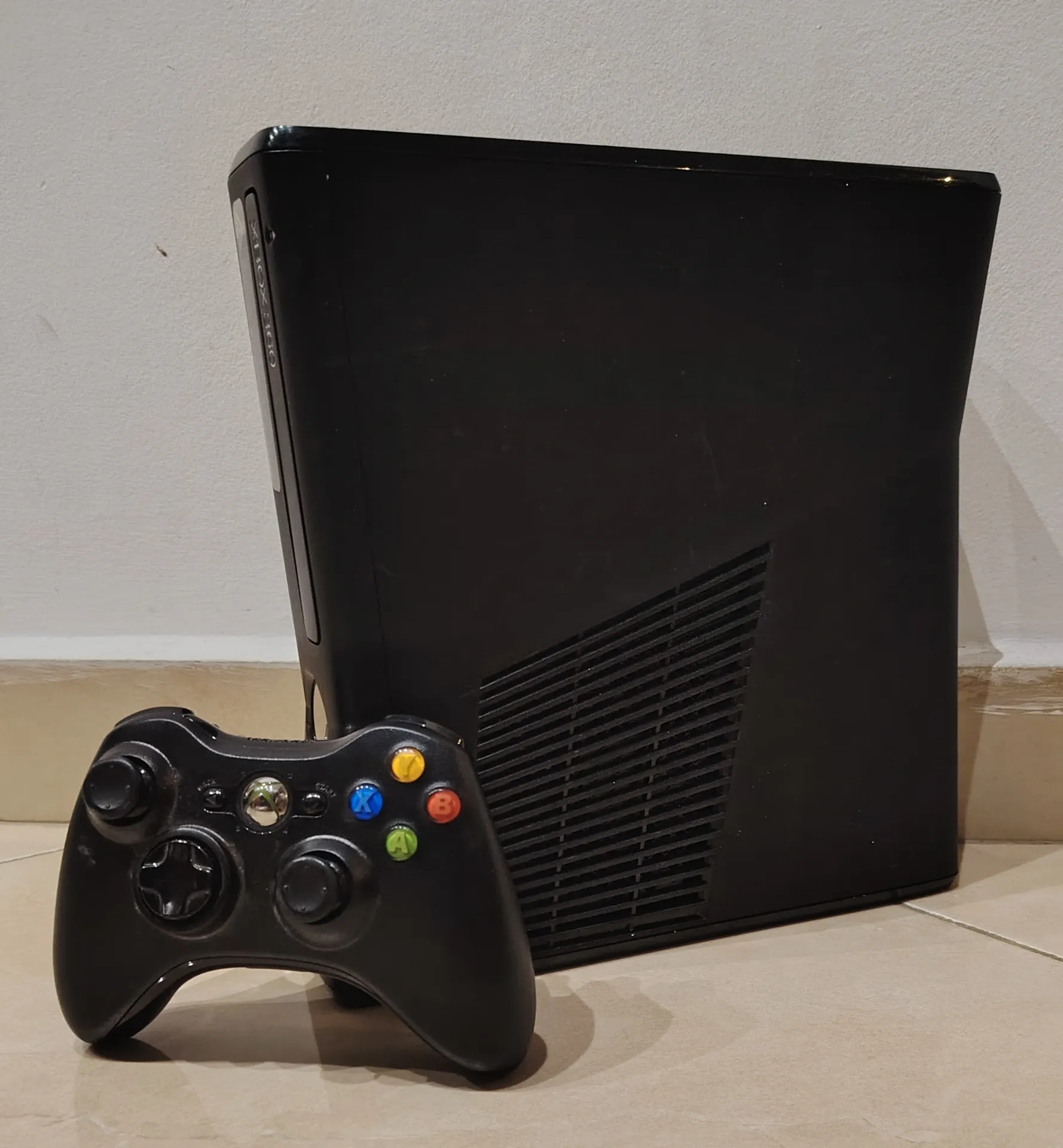 Microsoft Xbox 360 S 250GB Black Console with Controller