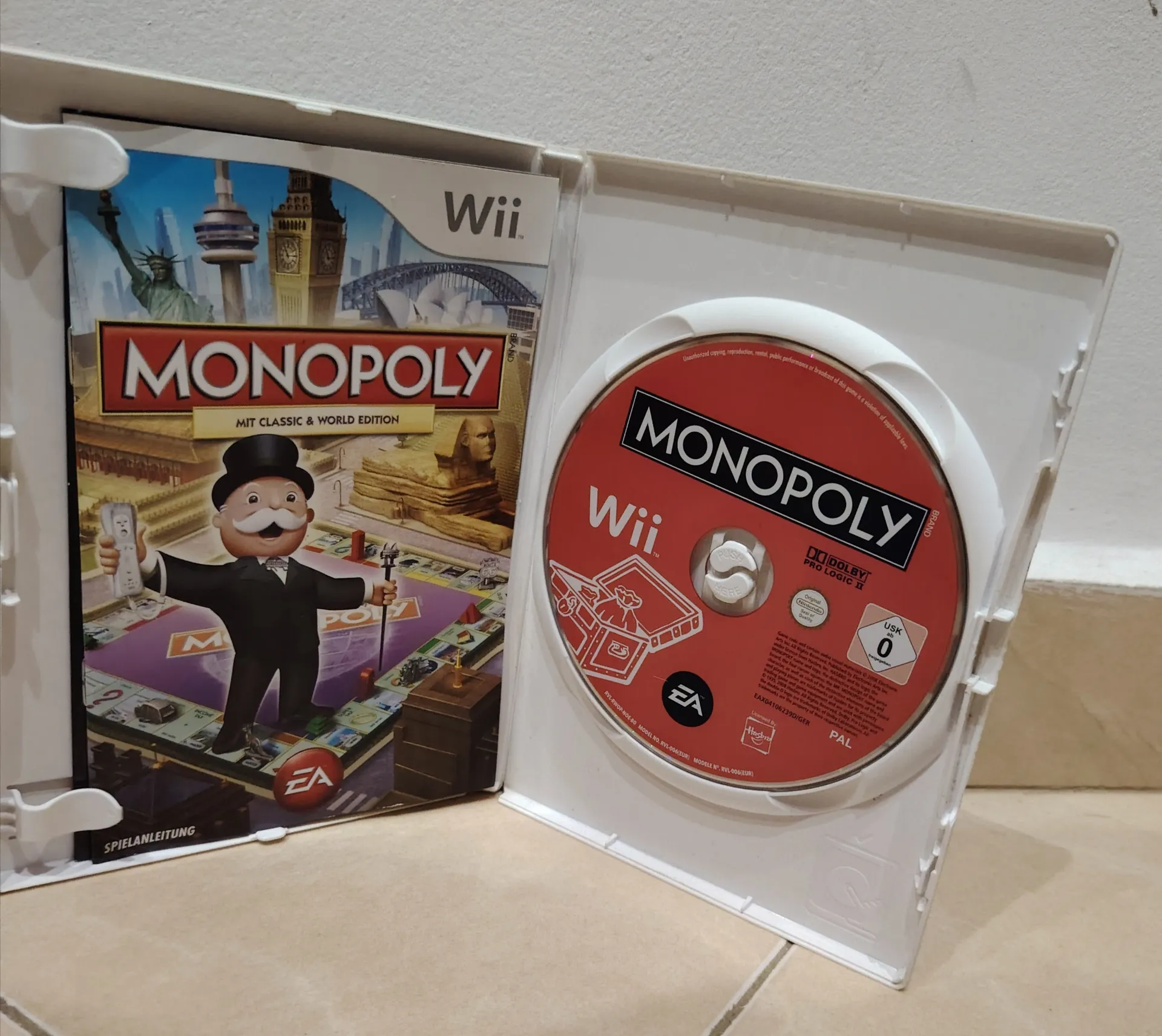 Monopoly featuring Classic & World Edition Boards - Nintendo Wii PAL