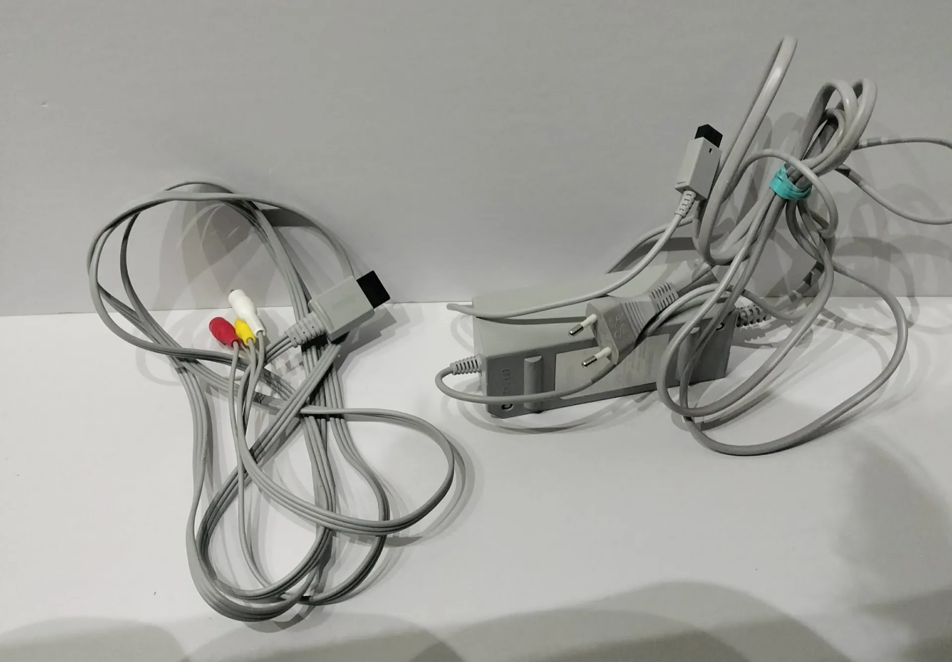 Nintendo Wii RVL-001 бяла конзола с Wii Remote и кабели