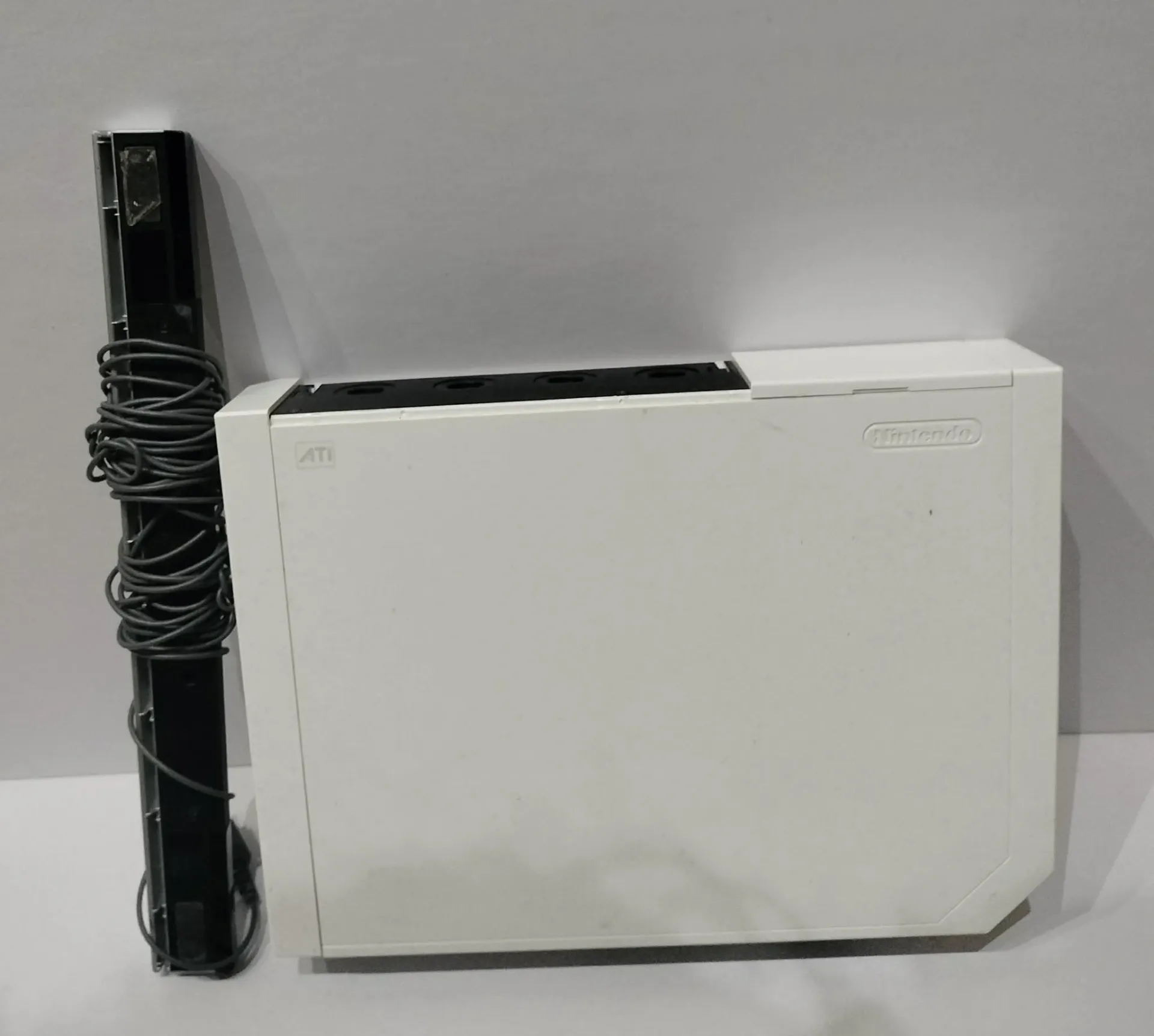 Nintendo Wii RVL-001 бяла конзола с Wii Remote и кабели