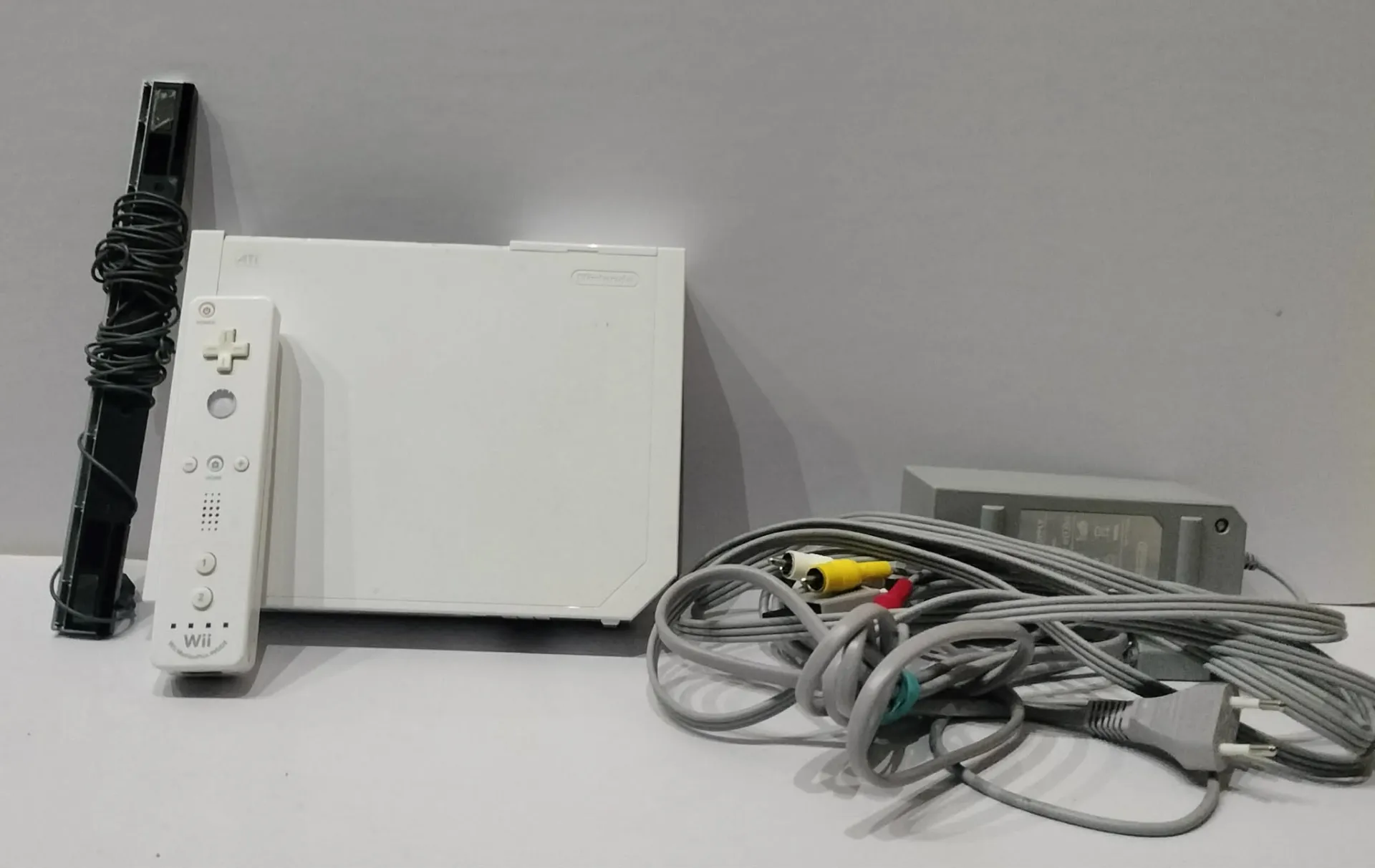 Nintendo Wii RVL-001 бяла конзола с Wii Remote и кабели