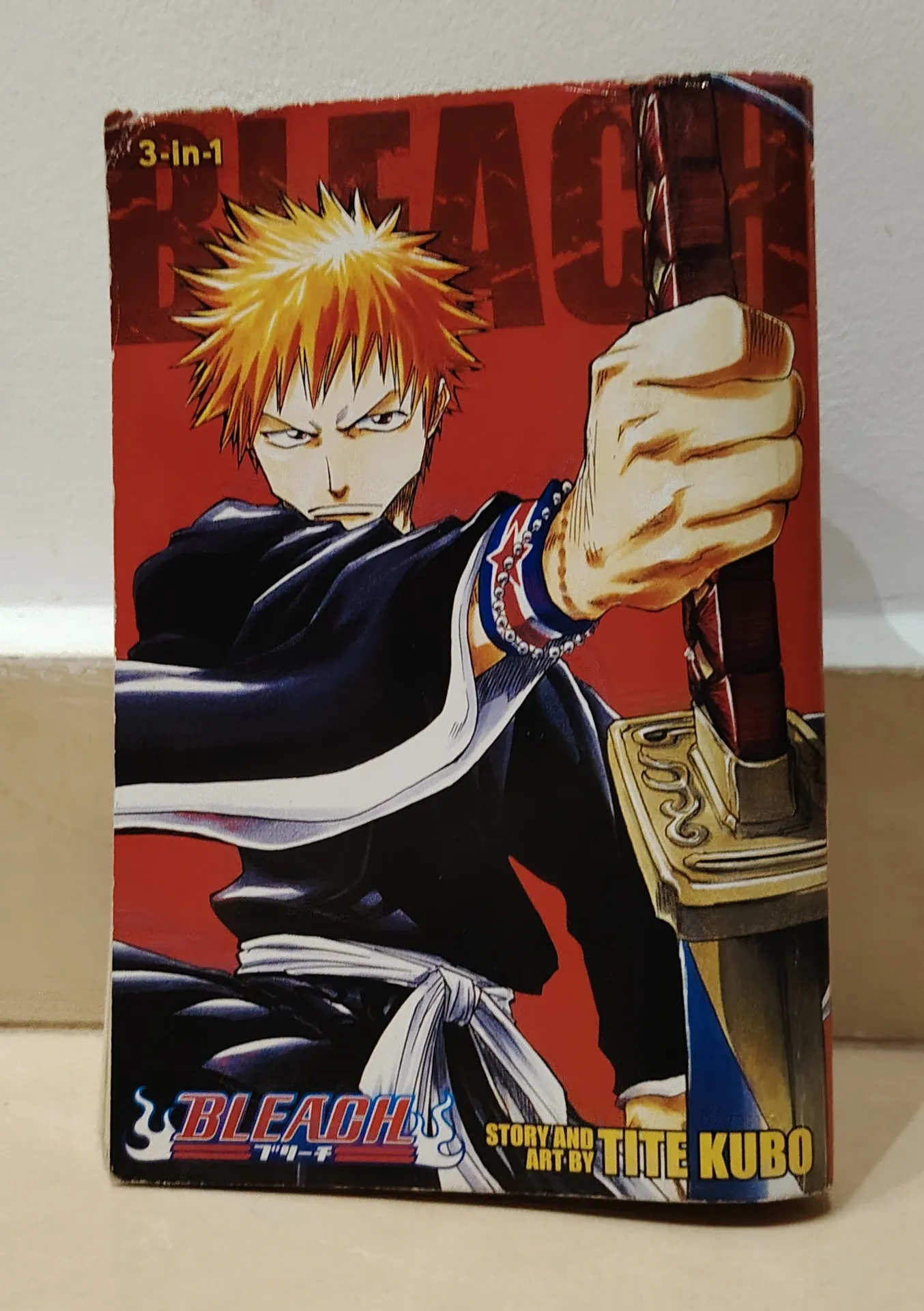 Bleach (3-in-1 Edition), Vol. 1: Includes Vols. 1, 2 & 3 by Tite Kubo
