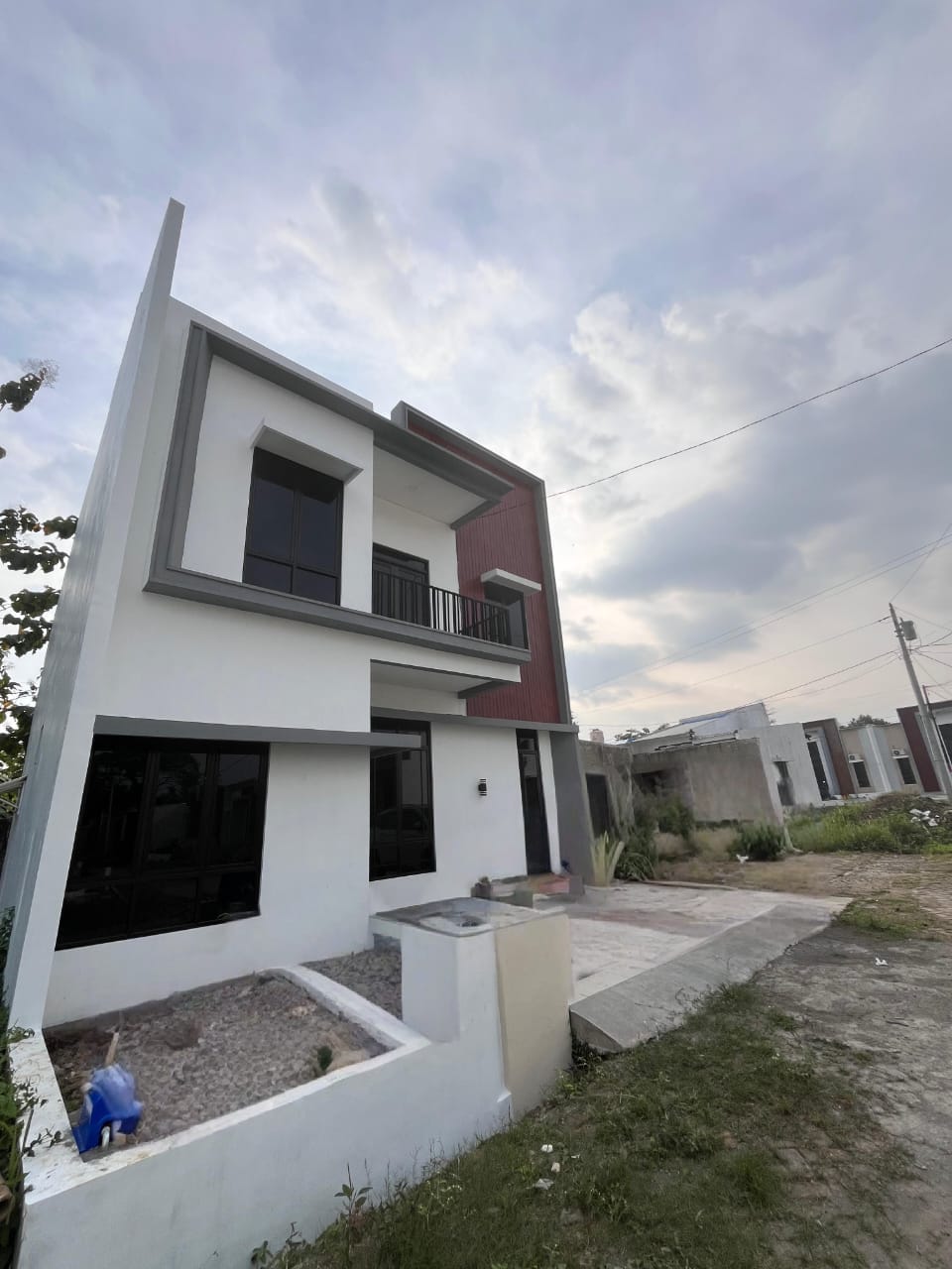 RUMAH MINIMALIS 2 LANTAI BANGUNAN BARU, 5 MENIT RSU DADI KELUARGA view 1