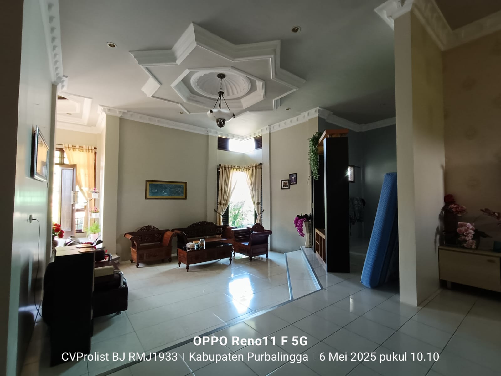  Dijual Rumah Bagus Ada Taman dan Kolam Ikan Koi view 3