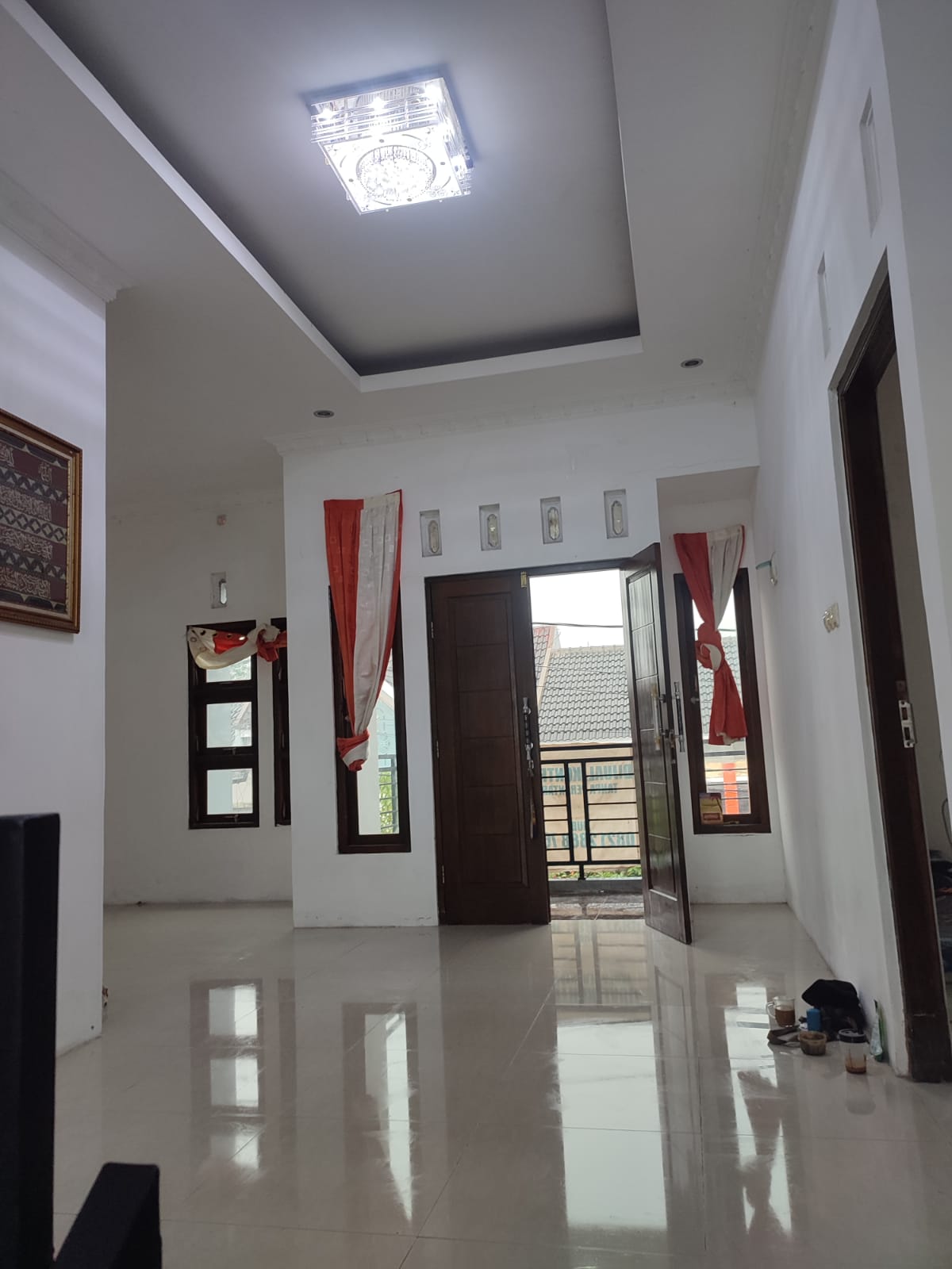  Di Sewakan/Dijual Rumah 2 Lantai Luas dan Terawat     view 2