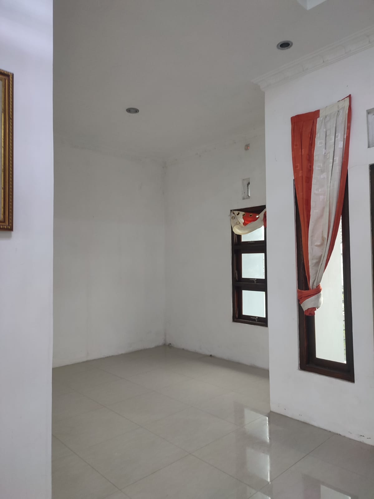 Di Sewakan/Dijual Rumah 2 Lantai Luas dan Terawat view 3