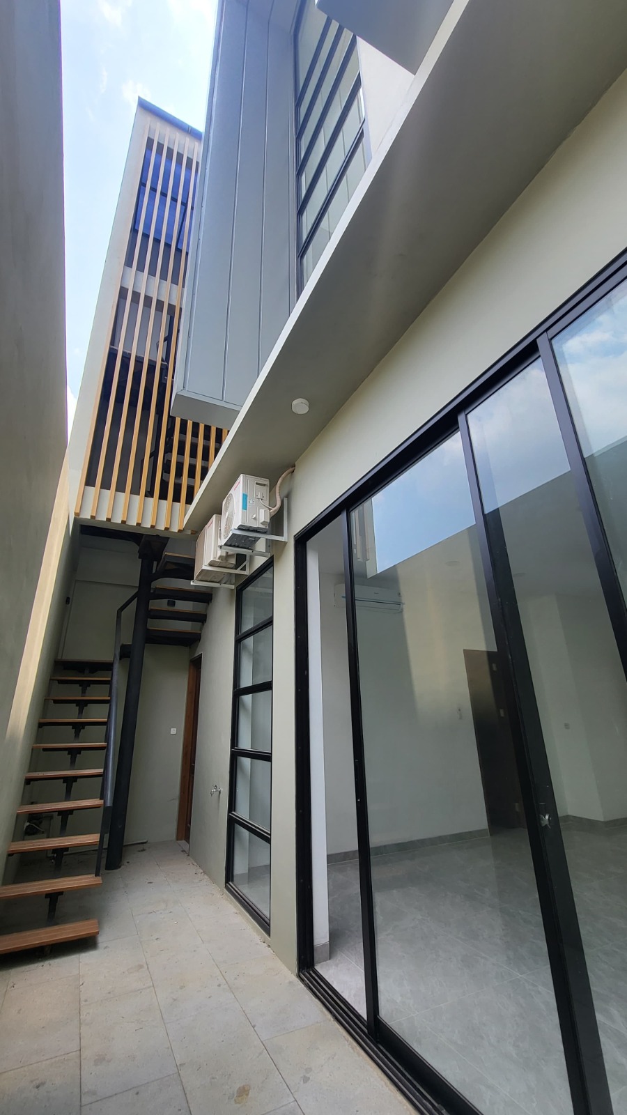 Rumah Minimalis Di Pusat Kota Dekat Menara Teratai view 3