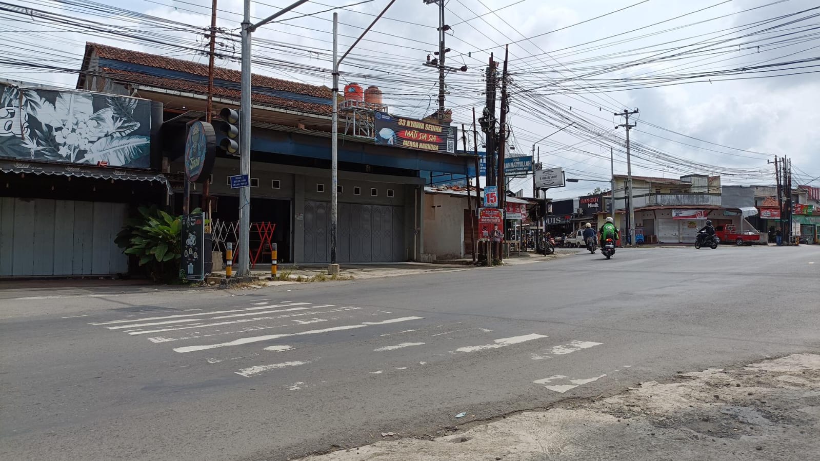 Dijual Rumah dan Toko 1 Menit ke Kampus UMP - Perempatan Dukuh Waluh view 1