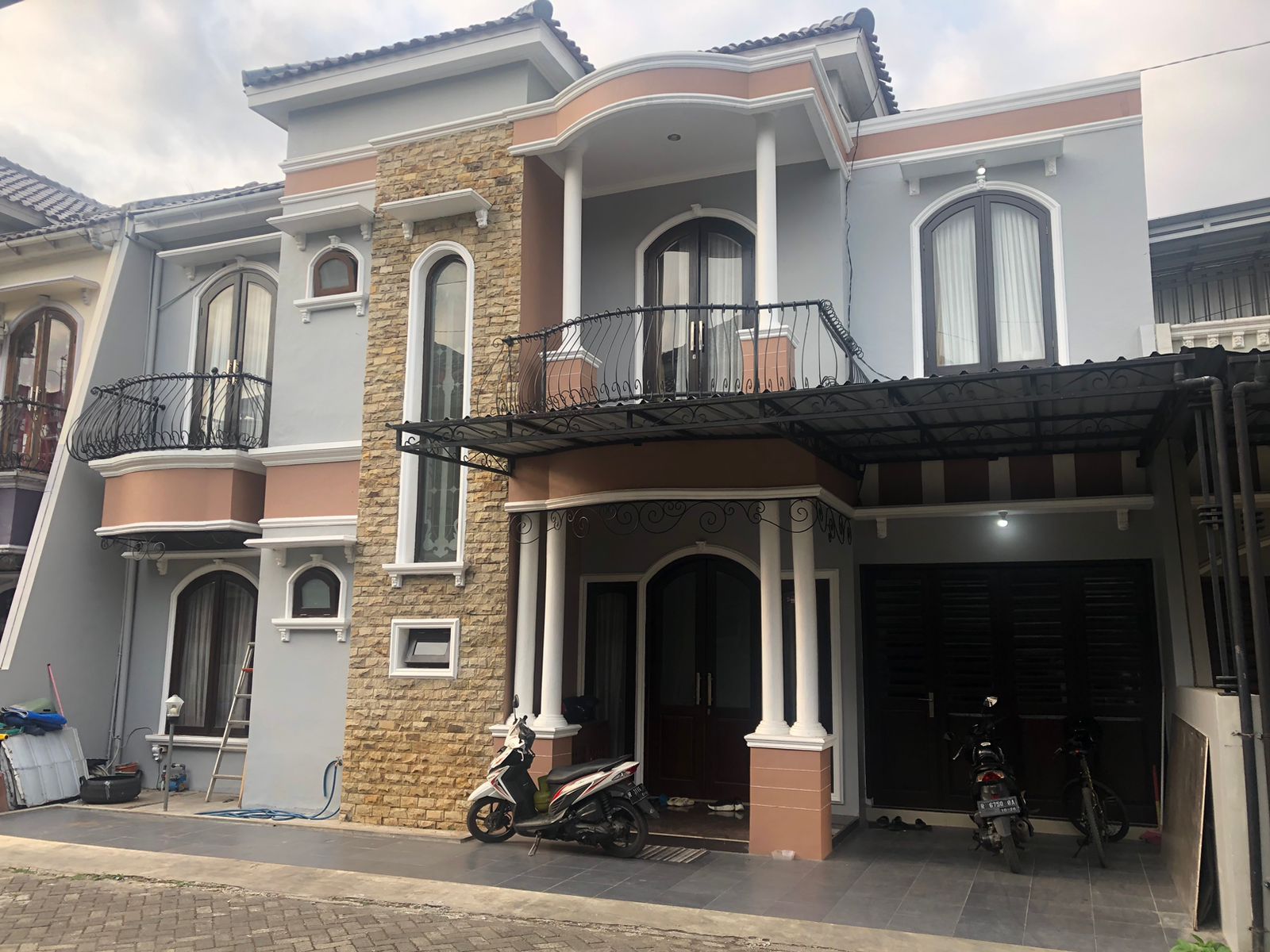DIJUAL RUMAH BERGAYA CLASSIC 2 LANTAI, BOBOSAN PURWOKERTO - Amira view 2