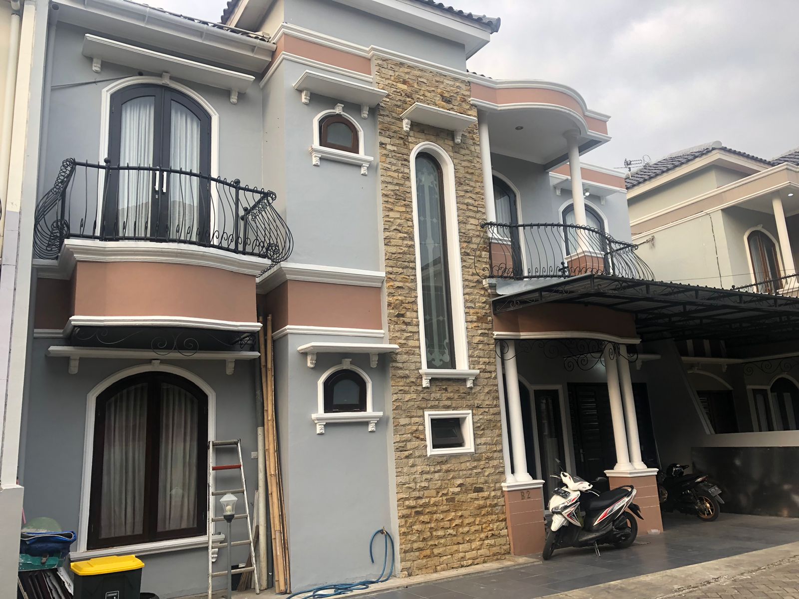DIJUAL RUMAH BERGAYA CLASSIC 2 LANTAI, BOBOSAN PURWOKERTO - Amira view 3
