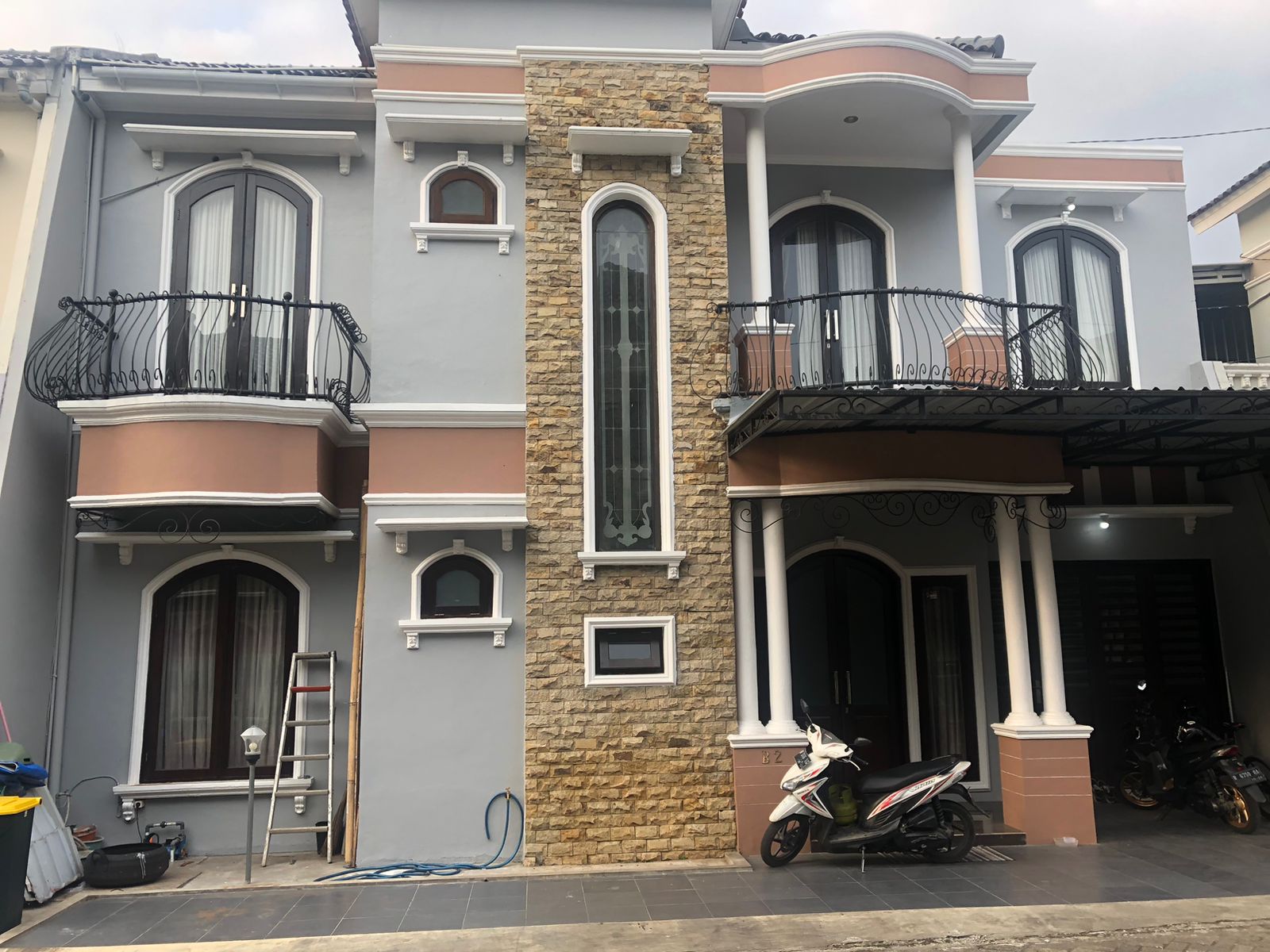  DIJUAL RUMAH BERGAYA CLASSIC 2 LANTAI, BOBOSAN PURWOKERTO - Bobosan view 2