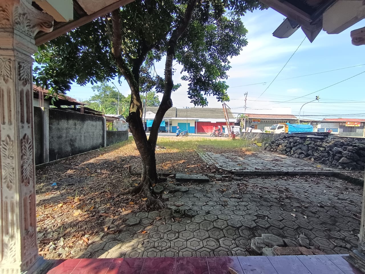 Dijual Cepat Murah Tanah 648 m2 Bonus Rumah Depan Polsek Sumpiuh view 3