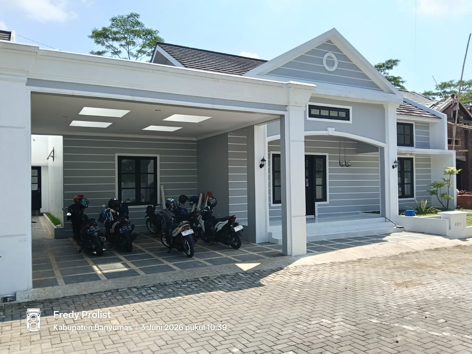  Dijual Rumah Desain Classic Memberikan Kesan Mewah Dan Elegan Di Purwokerto - Panji view 1