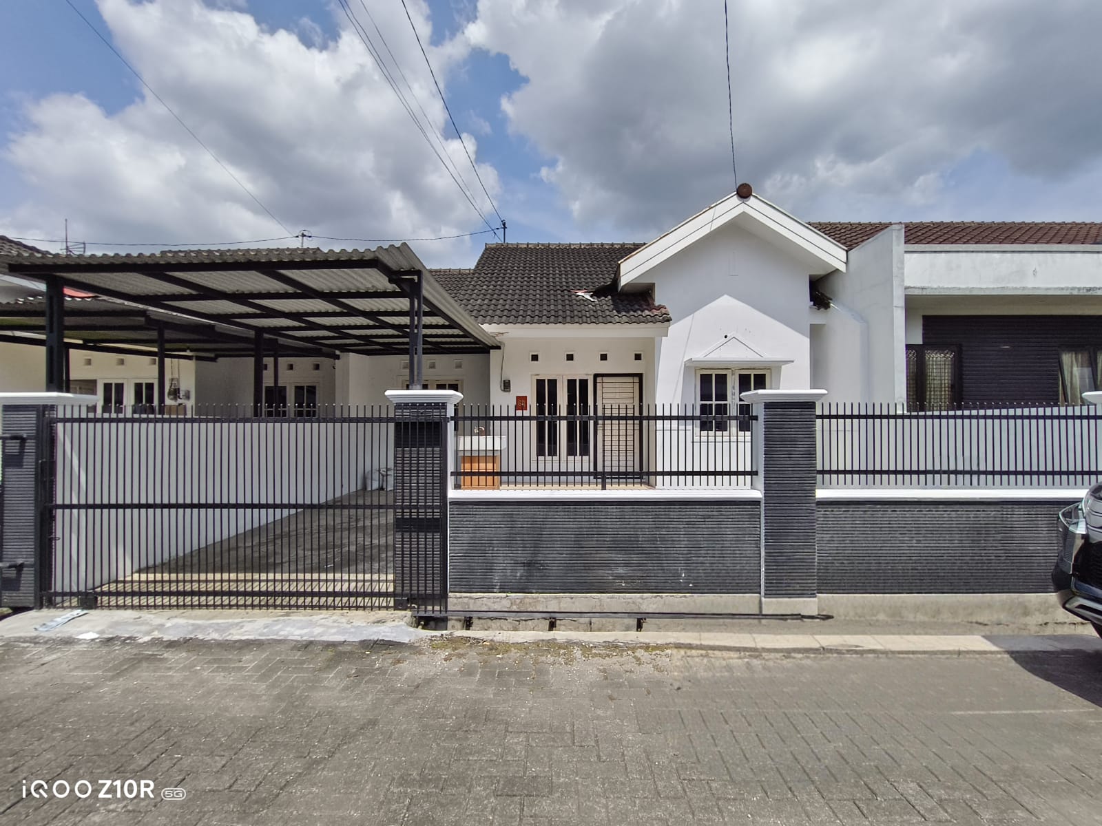 DISEWAKAN RUMAH DALAM PERUMAHAN – DEKAT GOR SATRIA