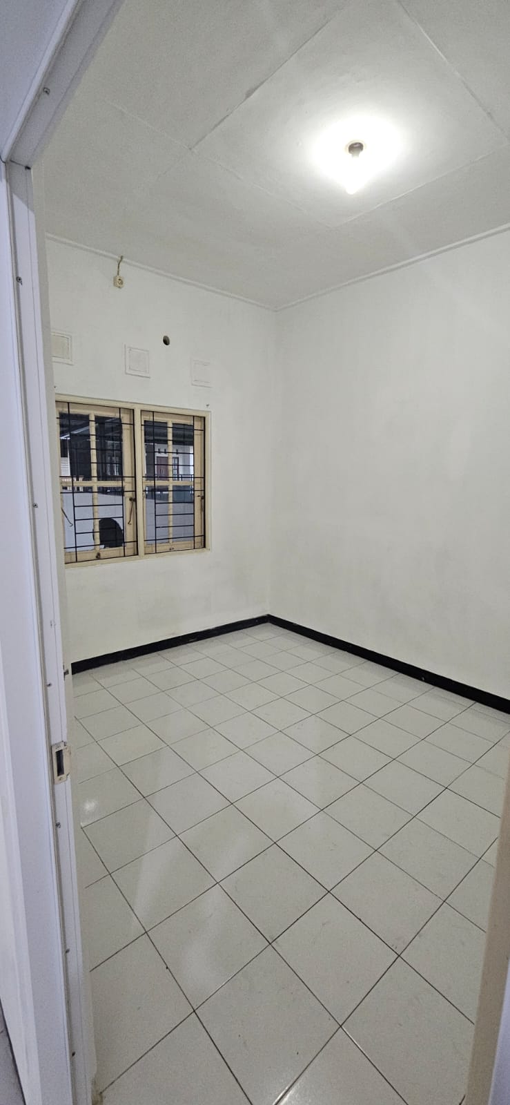 DISEWAKAN RUMAH DALAM PERUMAHAN – DEKAT GOR SATRIA view 2