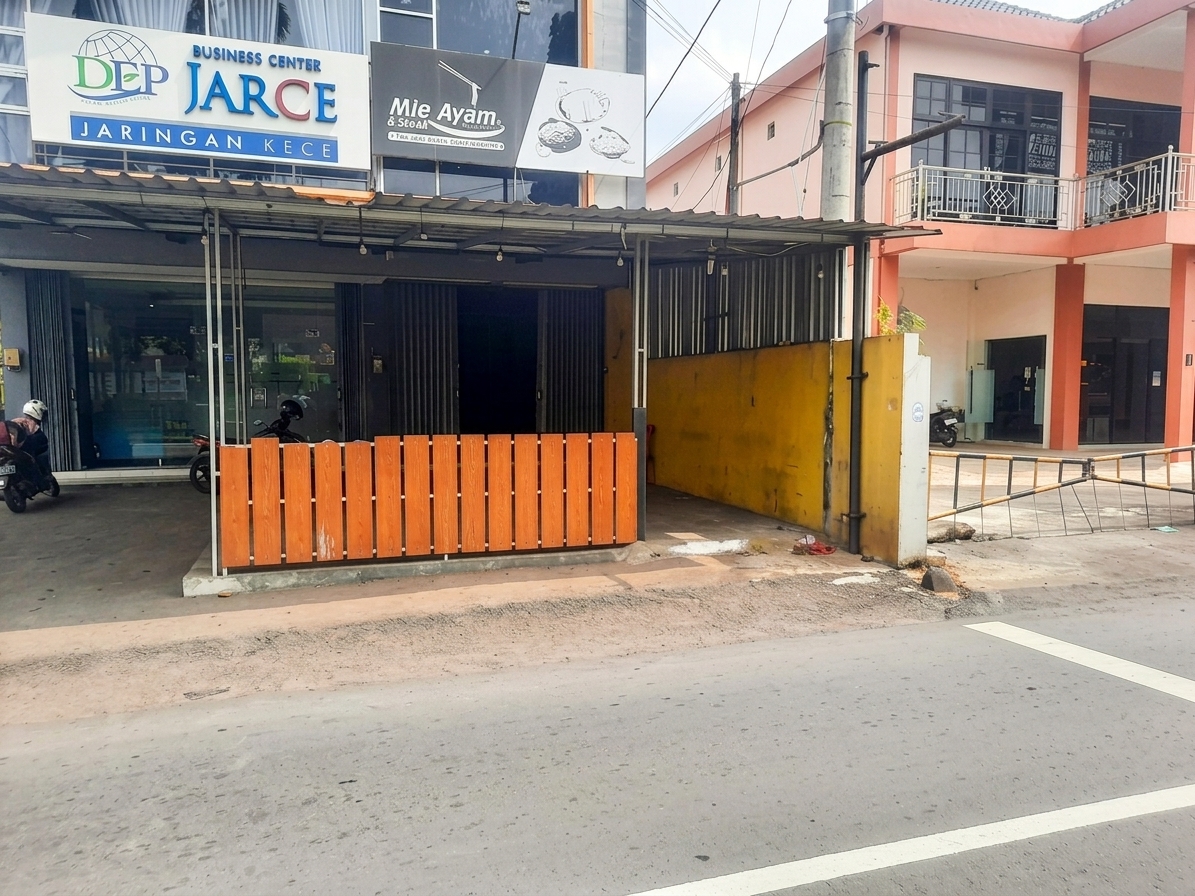 Disewakan Ruko 1 Lantai Pinggir Jalan Besar Dekat Banyak Perumahan dan UNSOED  view 1