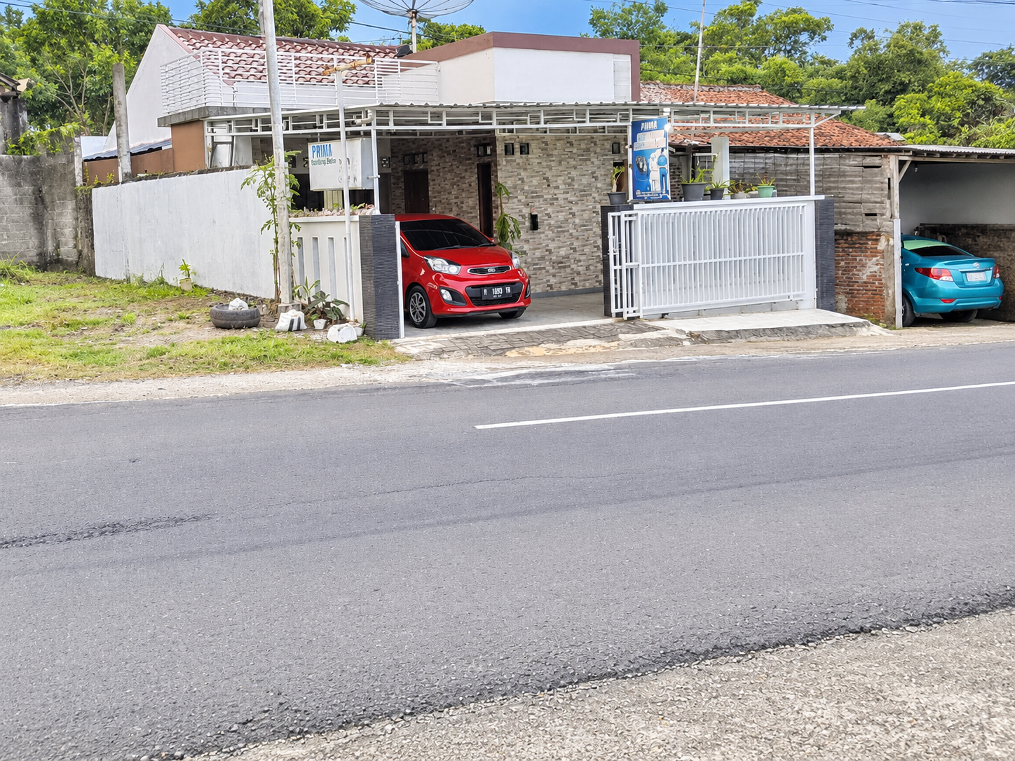 Dijual Rumah Rapi Bonus Furnished Strategis Pinggir Jalan Purwokerto Selatan - Karang Klesem view 1