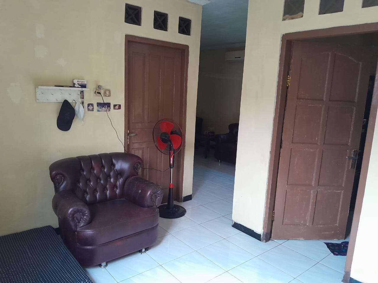 Dijual Rumah Rapi Bonus Furnished Strategis Pinggir Jalan Purwokerto Selatan - Karang Klesem view 6