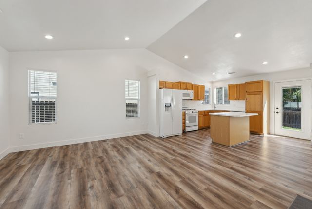 1346 N 2200 W_HDR001