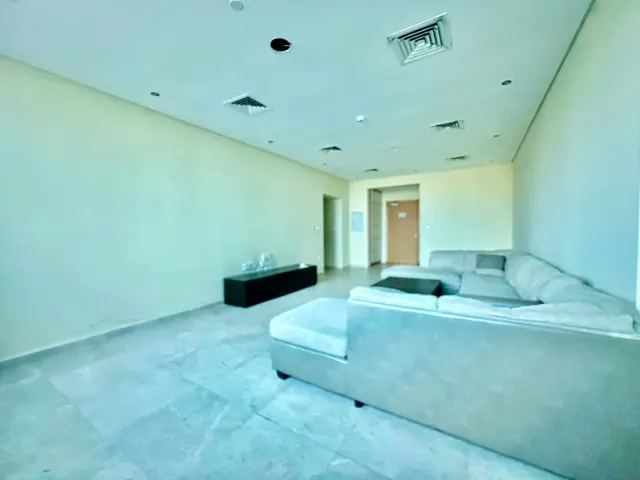 شقة واسعة بثلاث غرف نوم + غرفة للخادمة | تصميم كبير