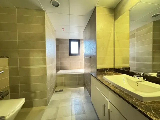 STYLISH MARINA LIVING – SPACIOUS 2BHK APT+BALCONY