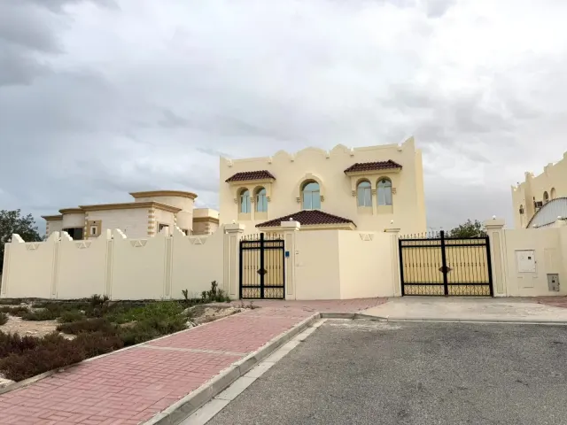 SPACIOUS 5BR CORNER VILLA | WEST BAY-ONAIZA