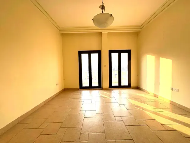 شقة واسعة مكونة من غرفتي نوم وصالة مع شرفة