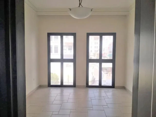 شقة رائعة بغرفة نوم واحدة وصالة مع شرفة