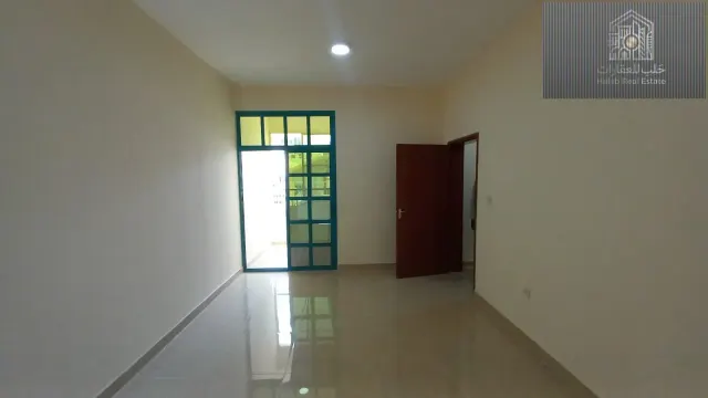 شقة بغرفتين وصالة للإيجار في أم غويلينة مع بلكونة وتكييف شامل