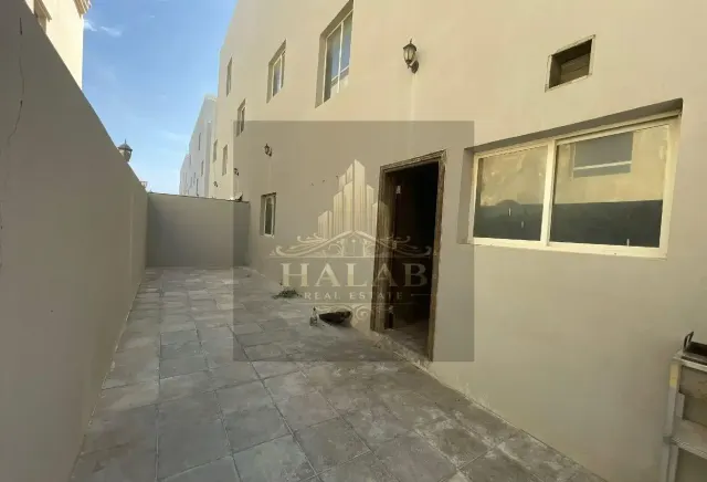 فلل للبيع في مجمع في أم العماد، بالقرب من