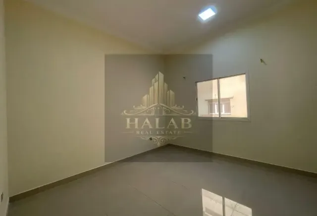 فلل للبيع في مجمع في أم العماد، بالقرب من