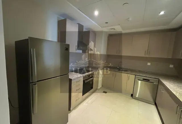 SPACIOUS BEDROOM + OFFICE APARTMENT