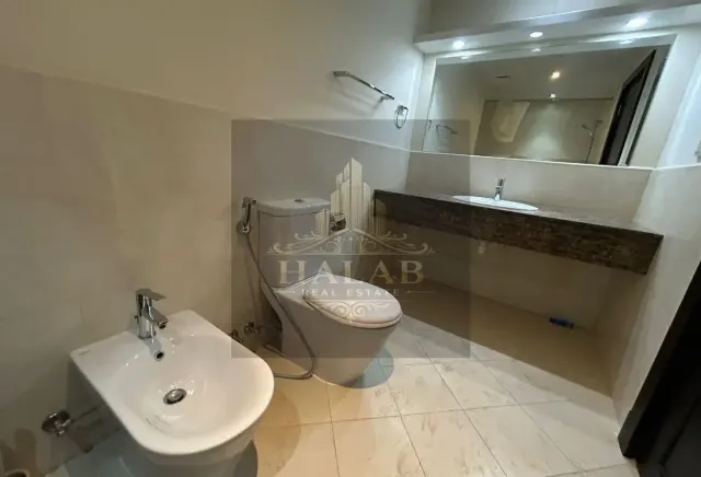 SPACIOUS BEDROOM + OFFICE APARTMENT