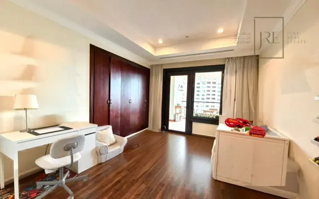 Spacious 4-Bedroom Apartment + Maid's Room in The Pearl | Semi-Furnished