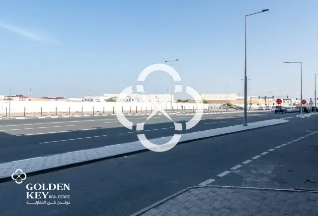 Open-Plan Retail Shop located in Markhiya