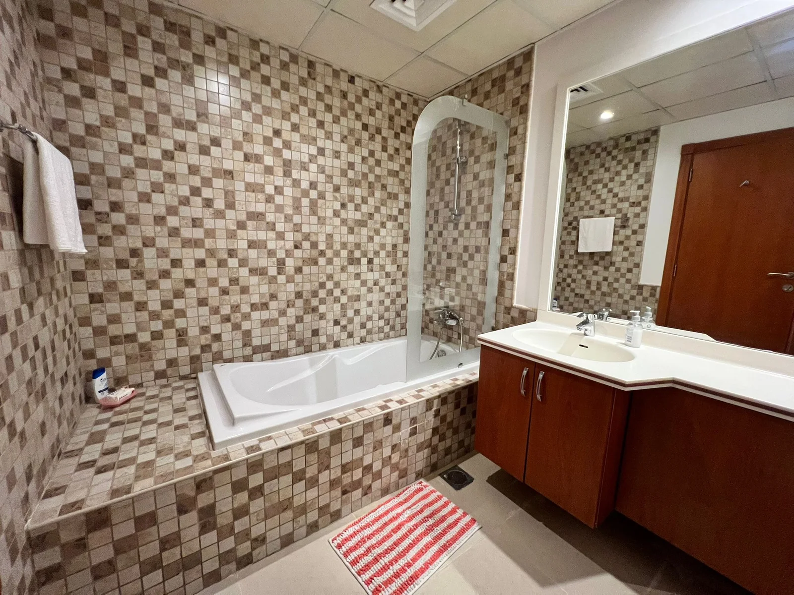 ELEGANT 1 BEDROOM FULLY FURNISHED WITH BALCONY