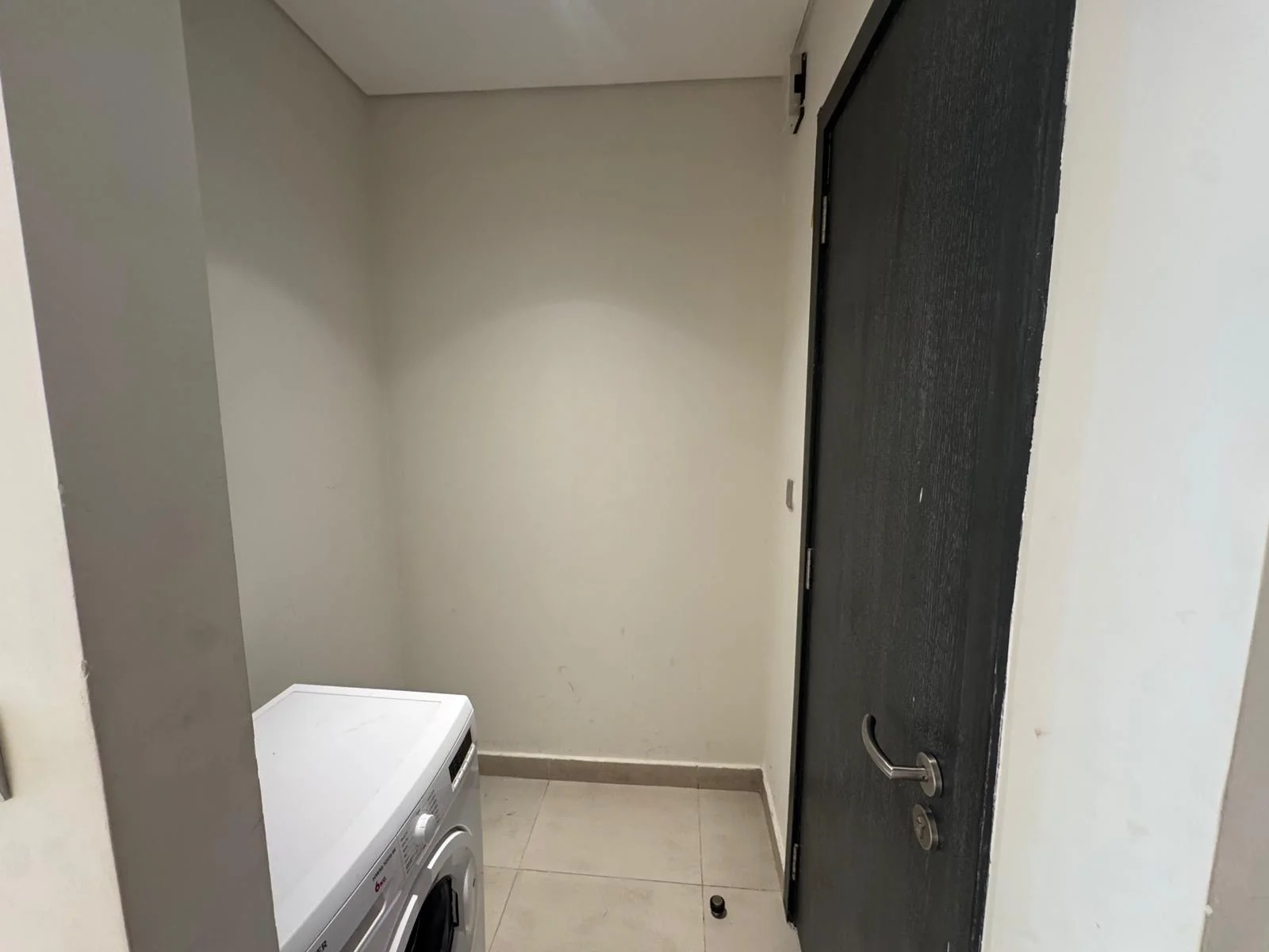 ELEGANT 1BHK SEMI FURNISHED WITH BALCONY APARTMENT