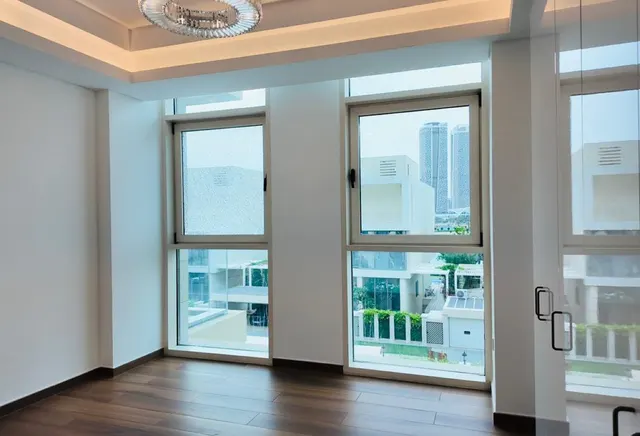 PRIME PEARL LOCATION – STUNNING VIEWS – ICONIC LIF