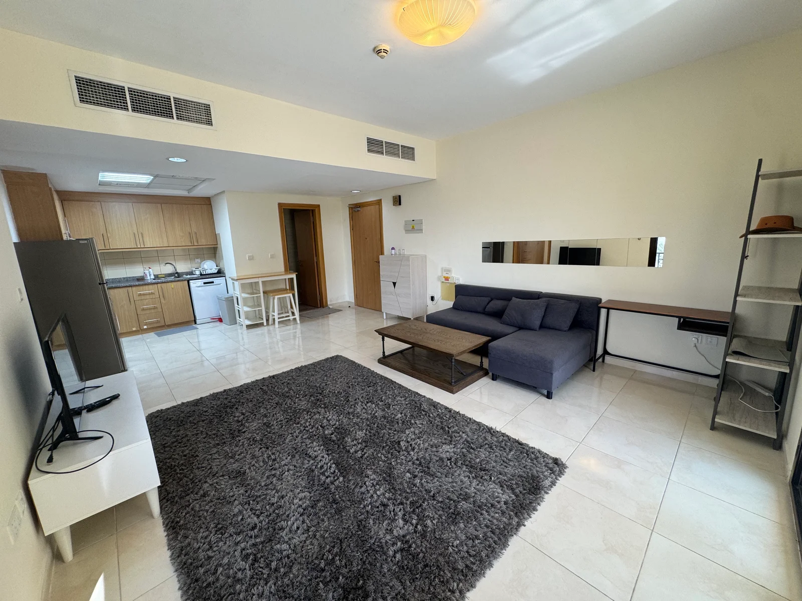 COZY 1 BEDROOM FULLY FURNISHED WITH BALCONY