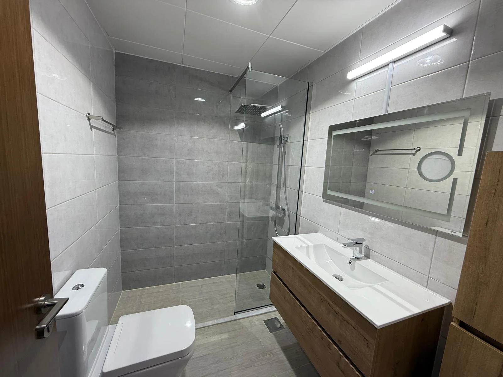 LUXURY 2BEDROOM FULLY FURNISHED WITH BALCONY